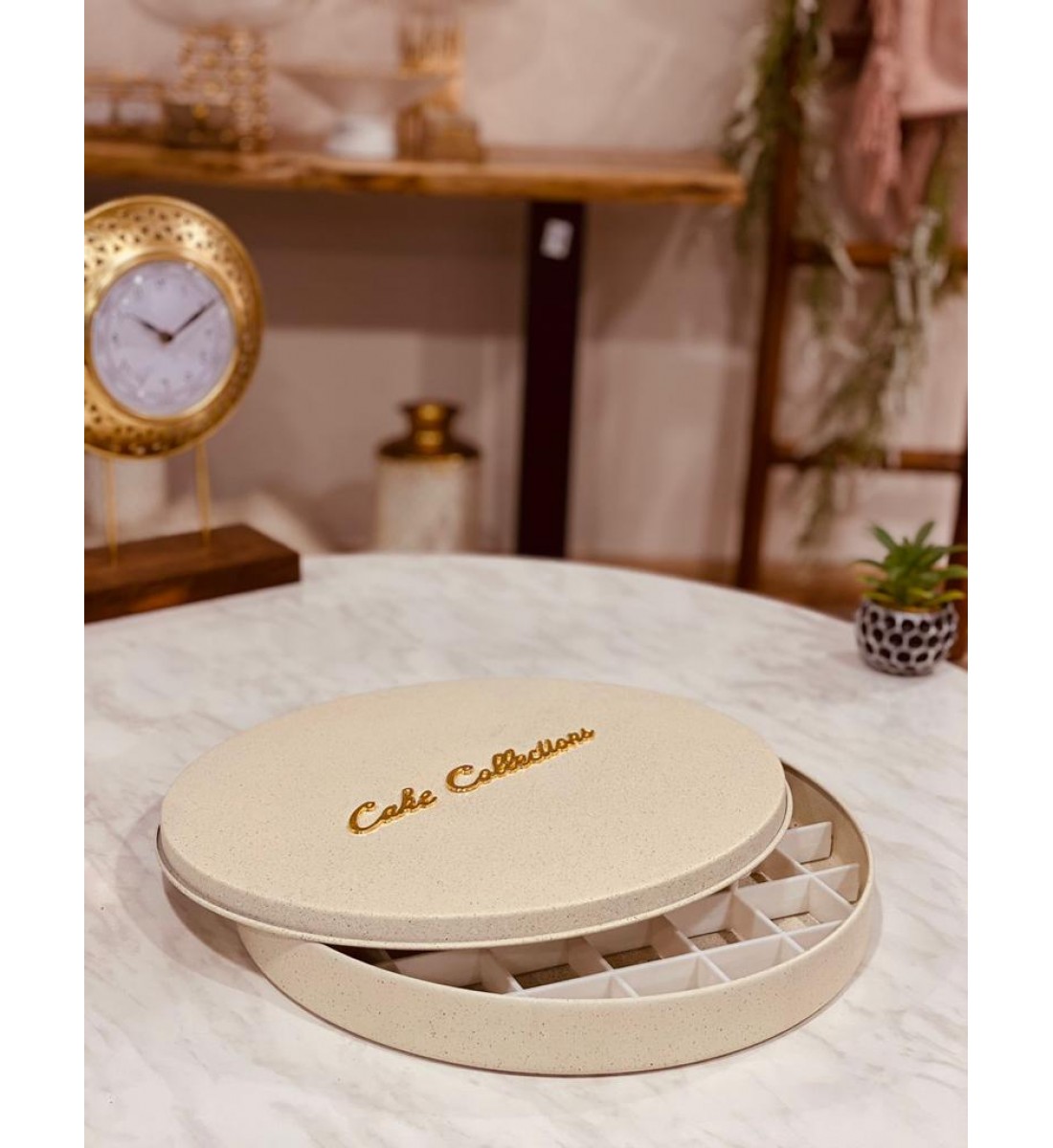 صينية بسبوسة او كنافة مقسمه مربعات وغطاء