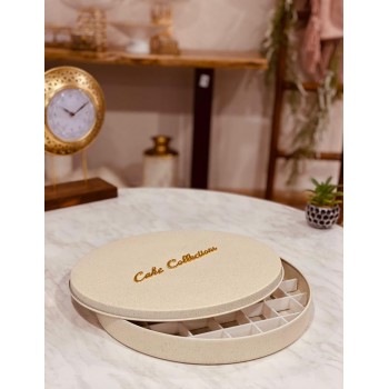 صينية بسبوسة او كنافة مقسمه مربعات وغطاء