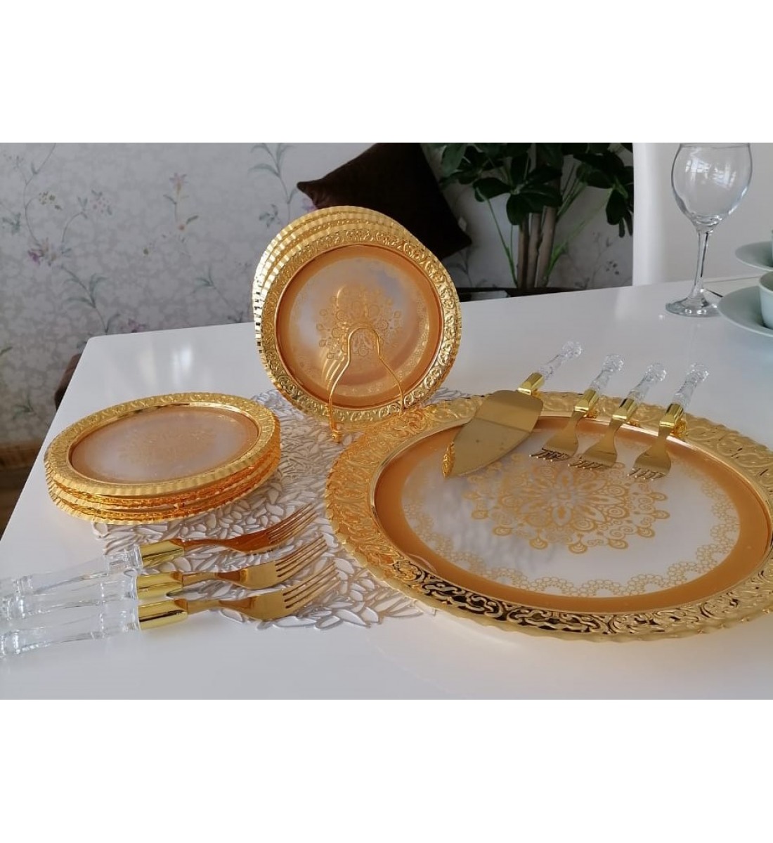 14-piece cake serving plates