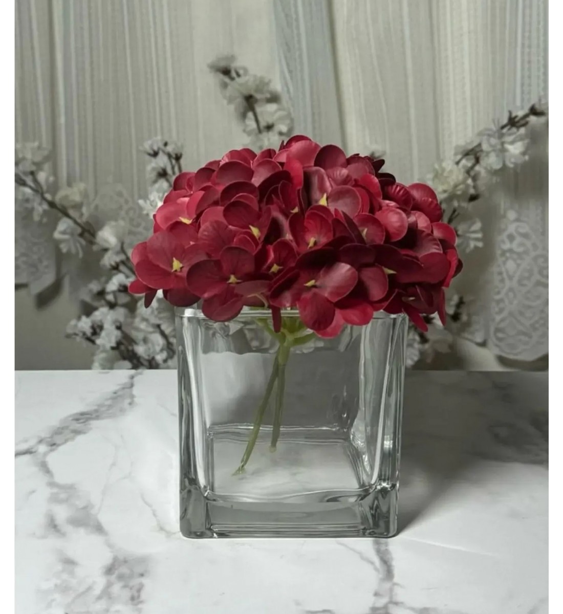 تنسيقاً بسيطاً وأنيقاً يجمع بين الورد بفازة زجاج  ارتفاع 15 سم 