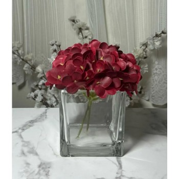 تنسيقاً بسيطاً وأنيقاً يجمع بين الورد بفازة زجاج  ارتفاع 15 سم 