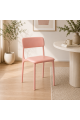 كرسي بلاستيك باللون الوردي كرسي بلاستيك باللون الوردي