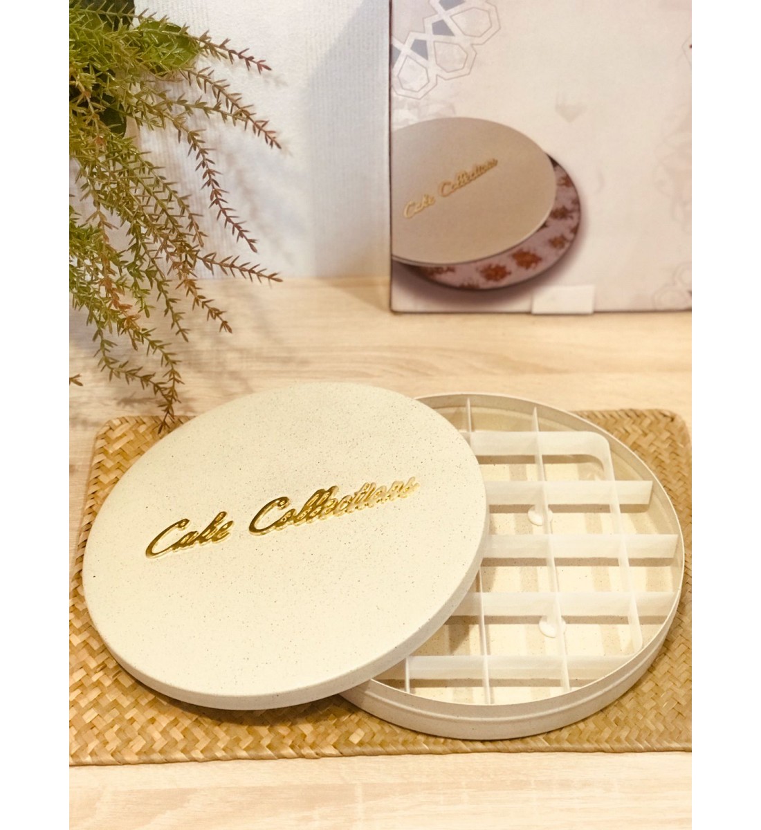 صينية بسبوسة او كنافة مقسمه مربعات بغطاء 27 سم 