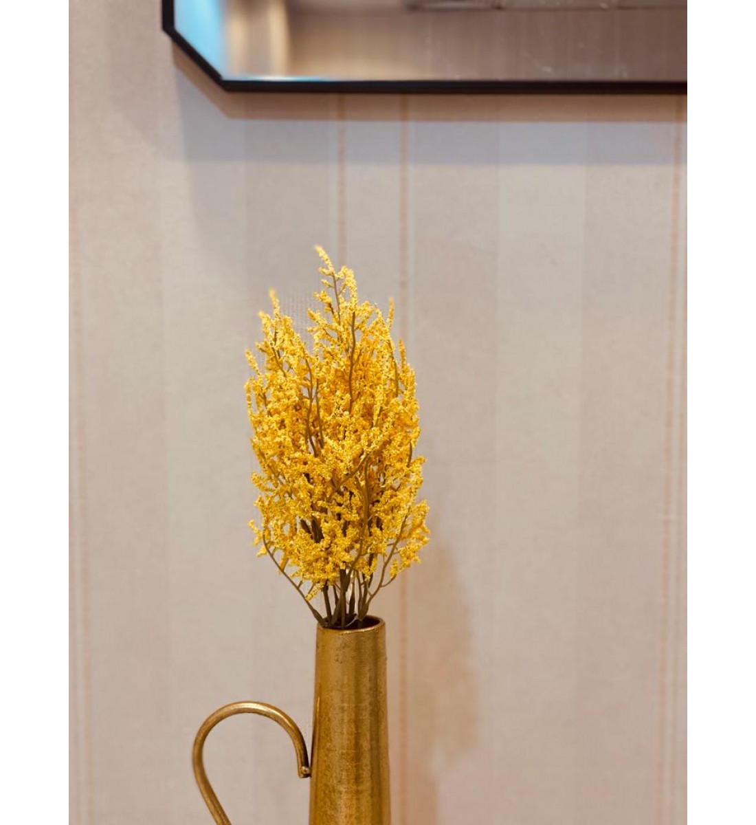 Rose arrangement of a rustic branch 38 cm Rose arrangement of a rustic branch 38 cm