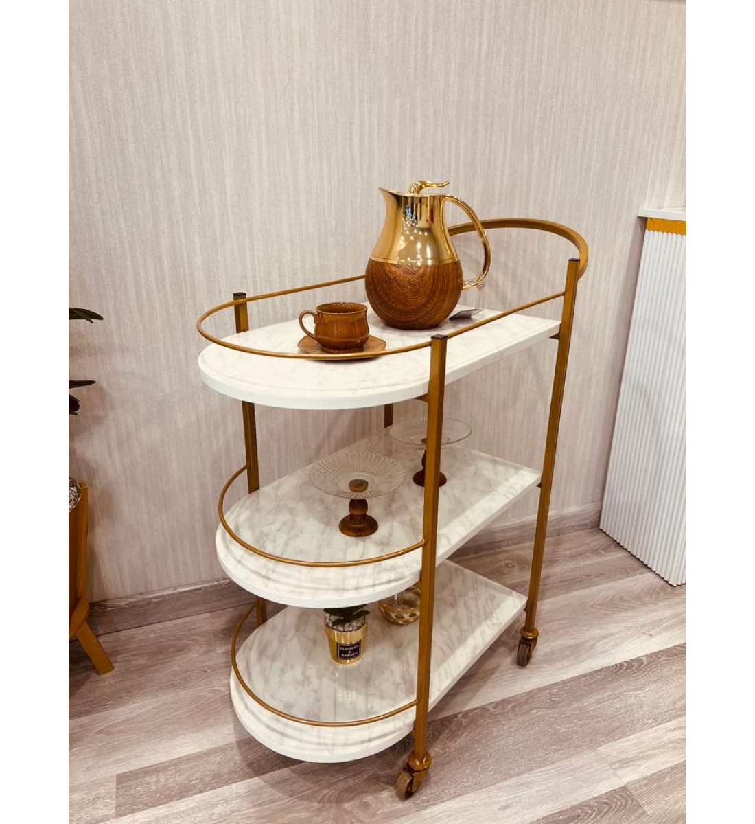 عربية تقديم خشب شكل رخام  باطراف حديد ذهبي 3 دور بكفرات سهلة الحركة (80*38*85)سم