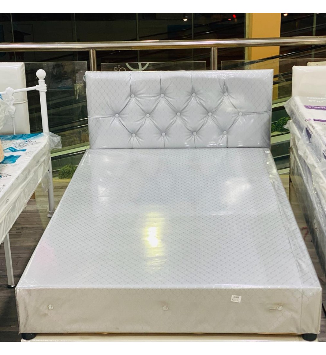 سرير خشبي بوكس ملبس قماش لون رصاصي نفر ونص 190*120*26 سم