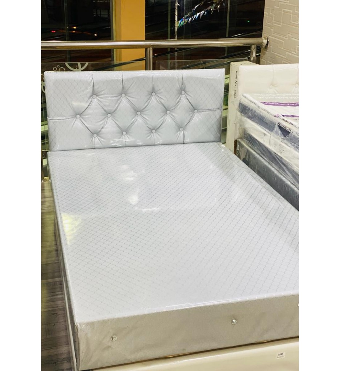 سرير خشبي بوكس ملبس قماش لون رصاصي نفر 190*90*26 سم