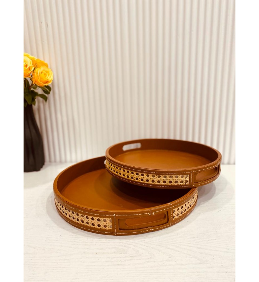 طوفرية تقديم دائري خشبي ملبس جلد 40سم طوفرية تقديم دائري خشبي ملبس جلد 40سم