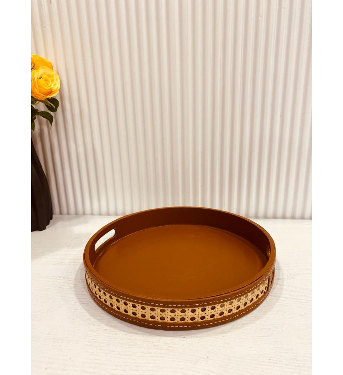 طوفرية تقديم دائري خشبي ملبس جلد 40سم طوفرية تقديم دائري خشبي ملبس جلد 40سم