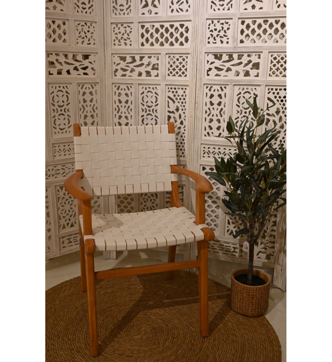 كرسي خشب مع تصميم مميز من الجلد الابيض 62/65سم