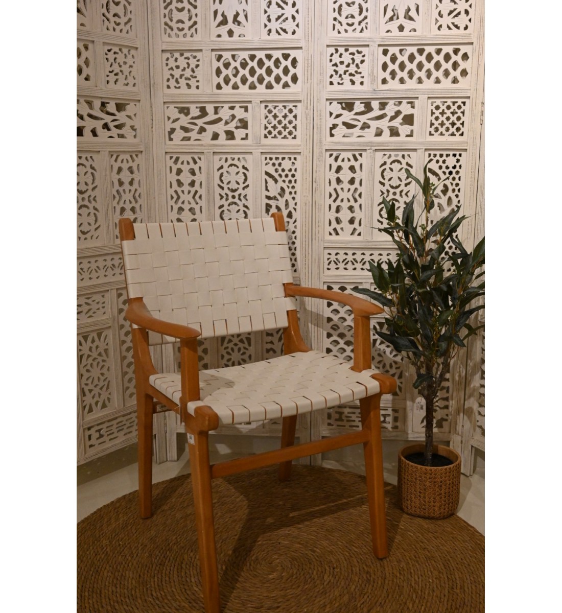 كرسي خشب مع تصميم مميز من الجلد الابيض 62/65سم
