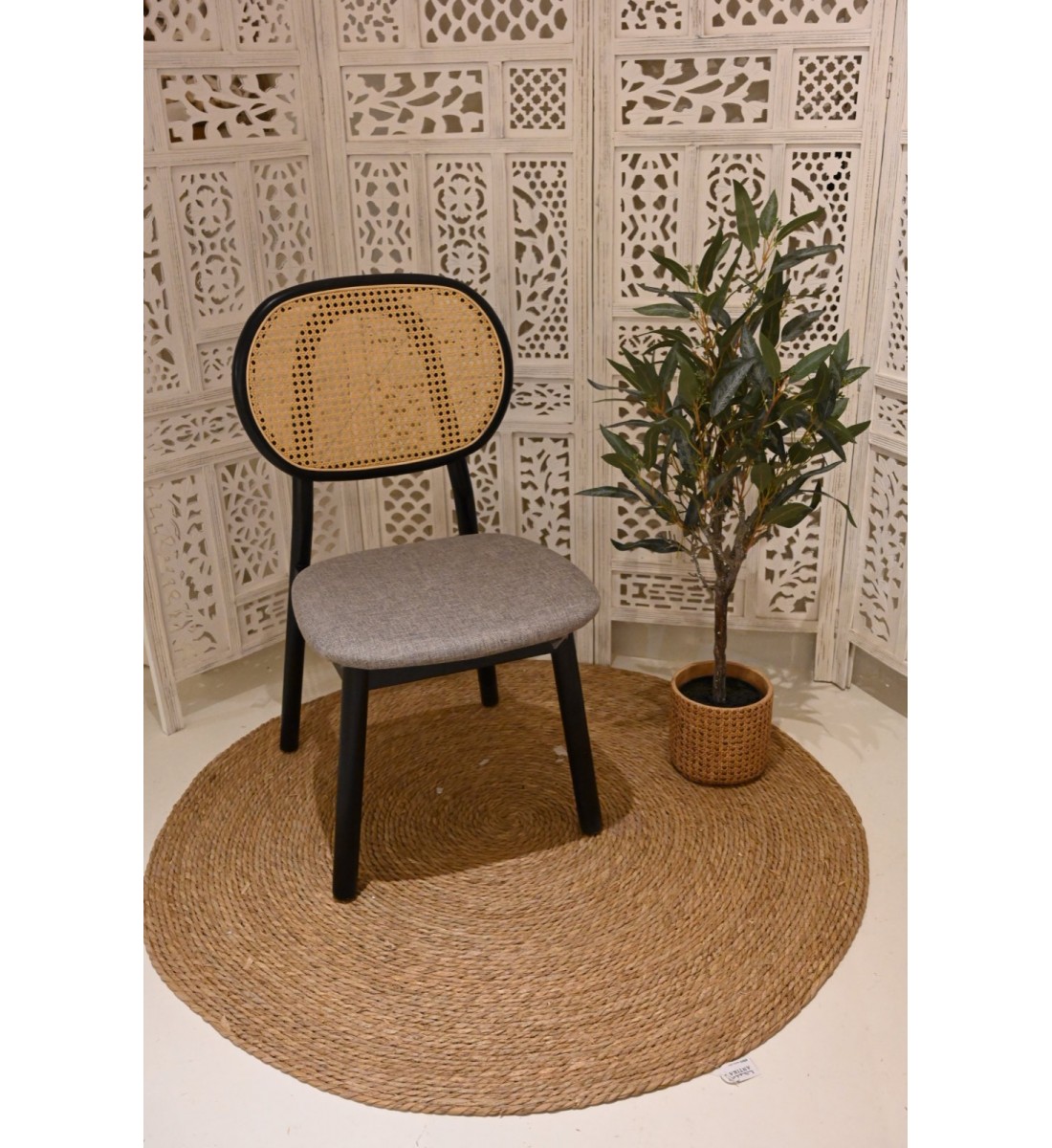 كرسي باللون الاسود مع قاعده رصاصي مع لمسه خشبيه انيقه 