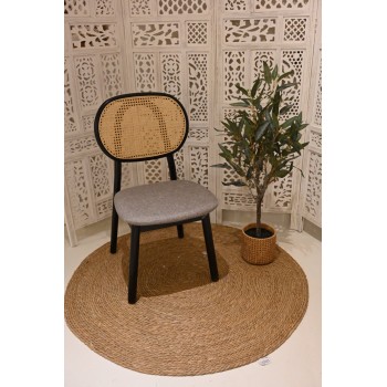 كرسي باللون الاسود مع قاعده رصاصي مع لمسه خشبيه انيقه 