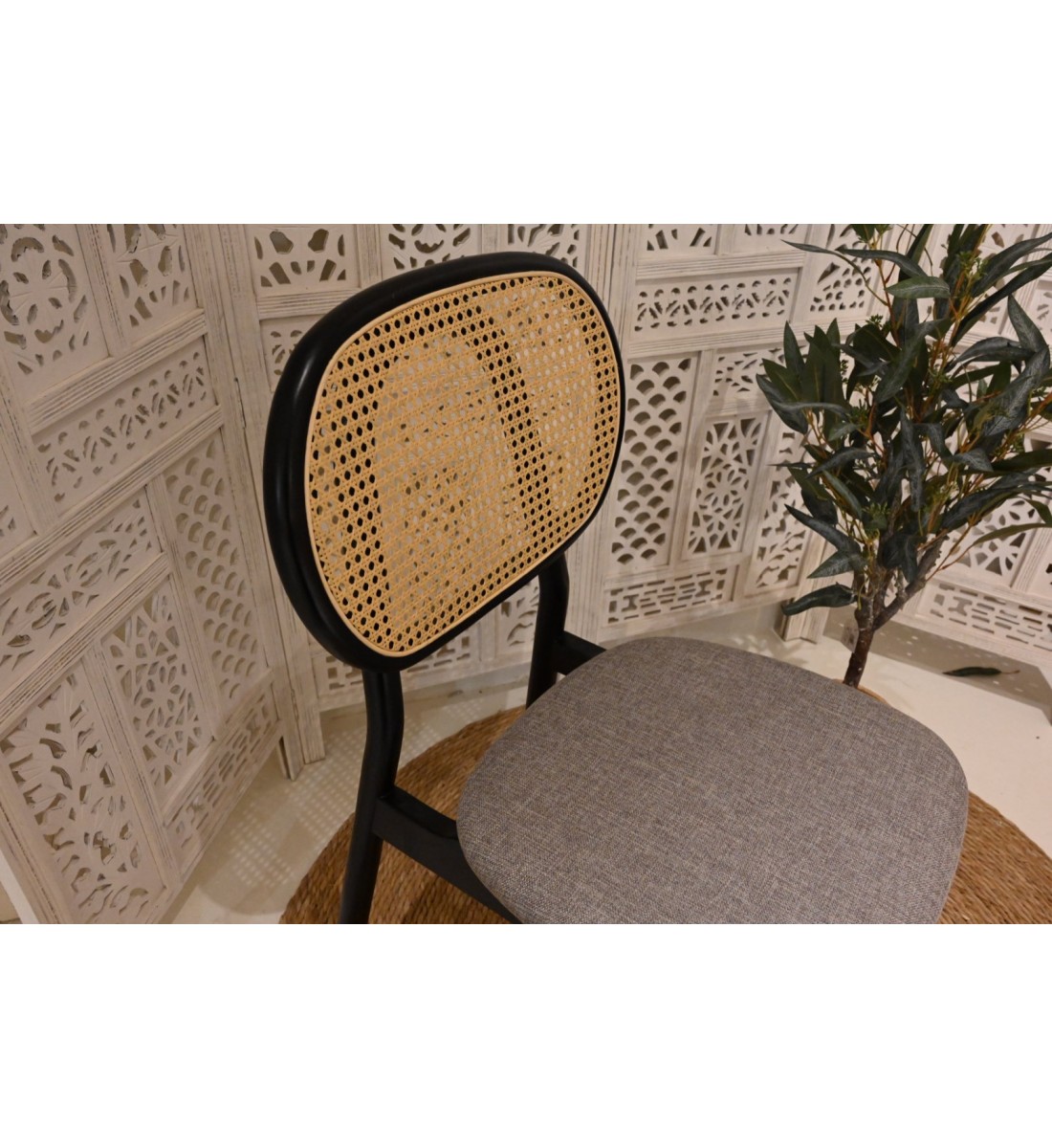 كرسي باللون الاسود مع قاعده رصاصي مع لمسه خشبيه انيقه 