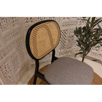 كرسي باللون الاسود مع قاعده رصاصي مع لمسه خشبيه انيقه 