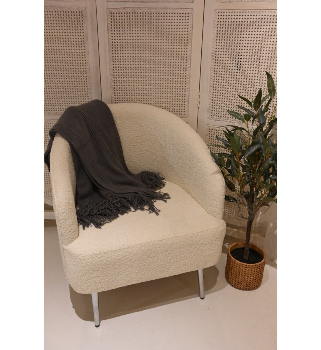 كرسي قماش بتصميم كلاسيك لون ابيض ب ارجل فضيه كرسي قماش بتصميم كلاسيك لون ابيض ب ارجل فضيه