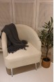 كرسي قماش بوكلية   بتصميم كلاسيكي بلون ابيض وارجل بلون اسود 