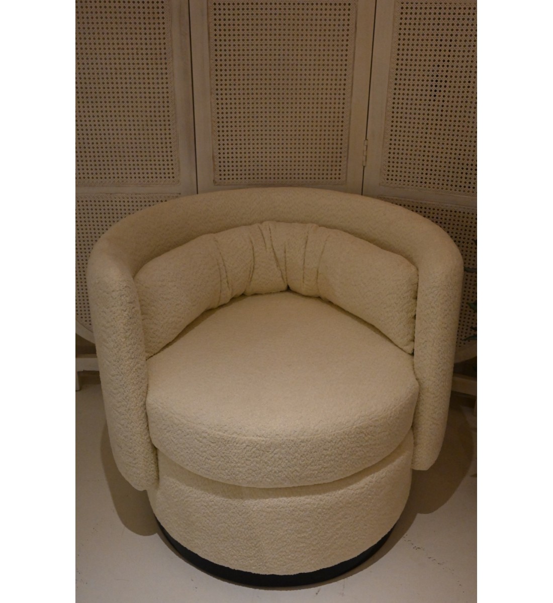 كرسي بوكليه بتصميم مميز وجذاب لون ابيض 