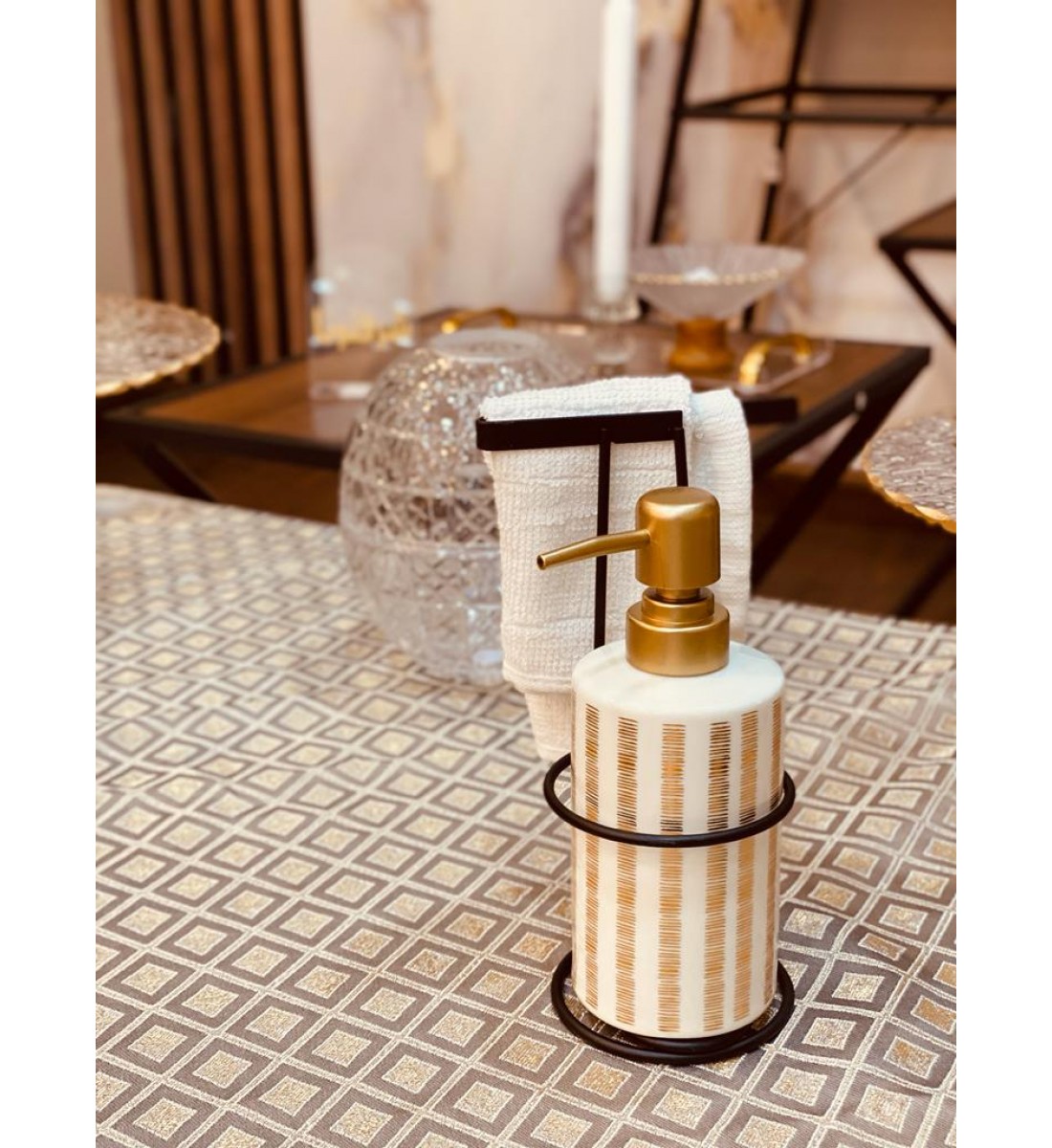 Ceramic soap box set with a towel with a steel base, refillable for hand washing