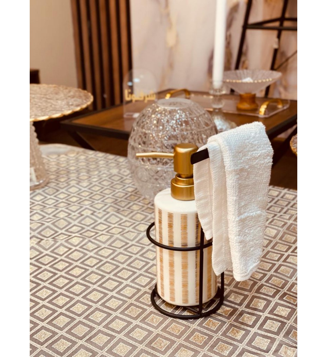 Ceramic soap box set with a towel with a steel base, refillable for hand washing