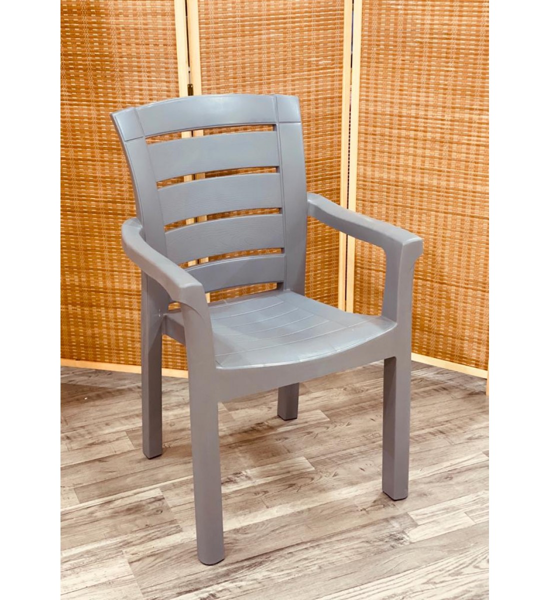 كرسي بلاستيك بتكاية خامة ثقيلة