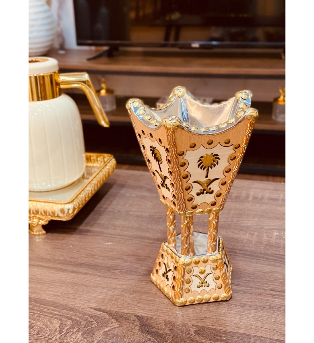 مبخرة خشبي بني شكل سيفين ونخلة 25سم مبخرة خشبي بني شكل سيفين ونخلة 25سم