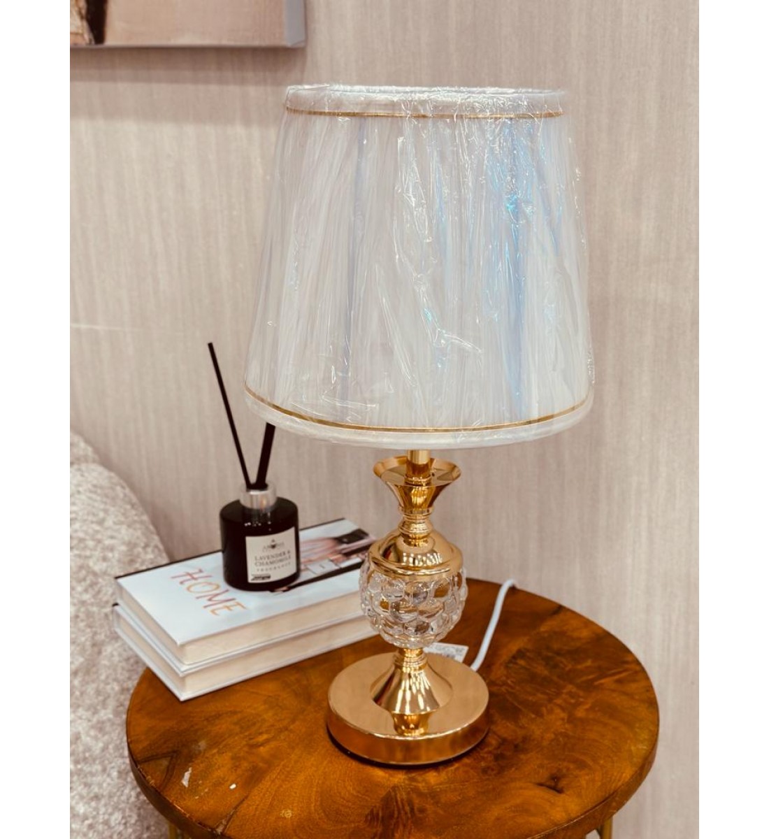 ابجورة طاولة كرستال ذهبي ـ قماش ابيض 45سم ابجورة طاولة كرستال ذهبي ـ قماش ابيض 45سم