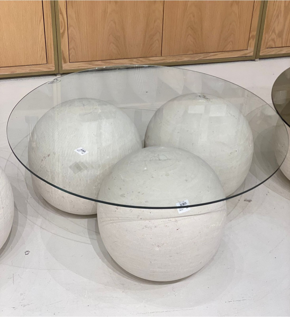 طاولة خدمة زجاج بقاعدة شكل كور خامة ثقيلة