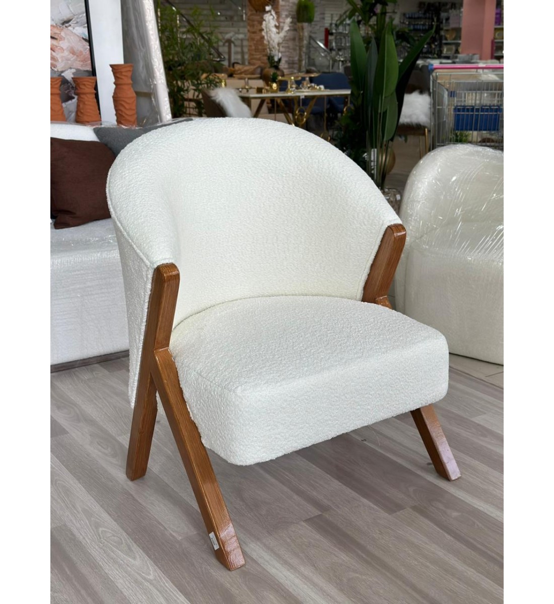 كرسي بوكليه بتصميم مميز وجذاب لون ابيض 58*85 سم