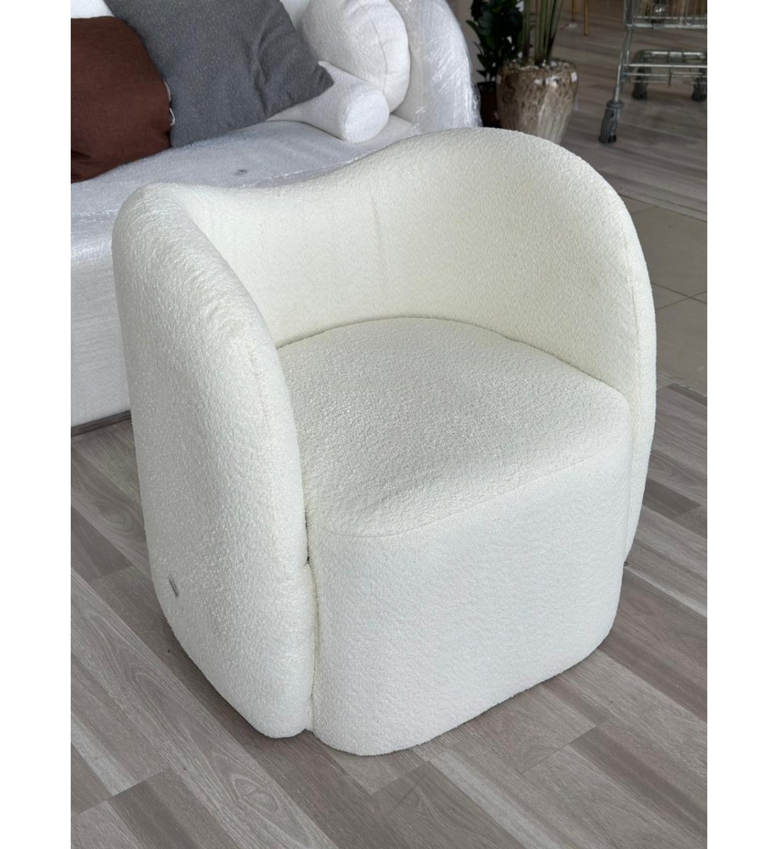 كرسي بوكليه بتصميم مميز وجذاب لون ابيض 77*75 سم