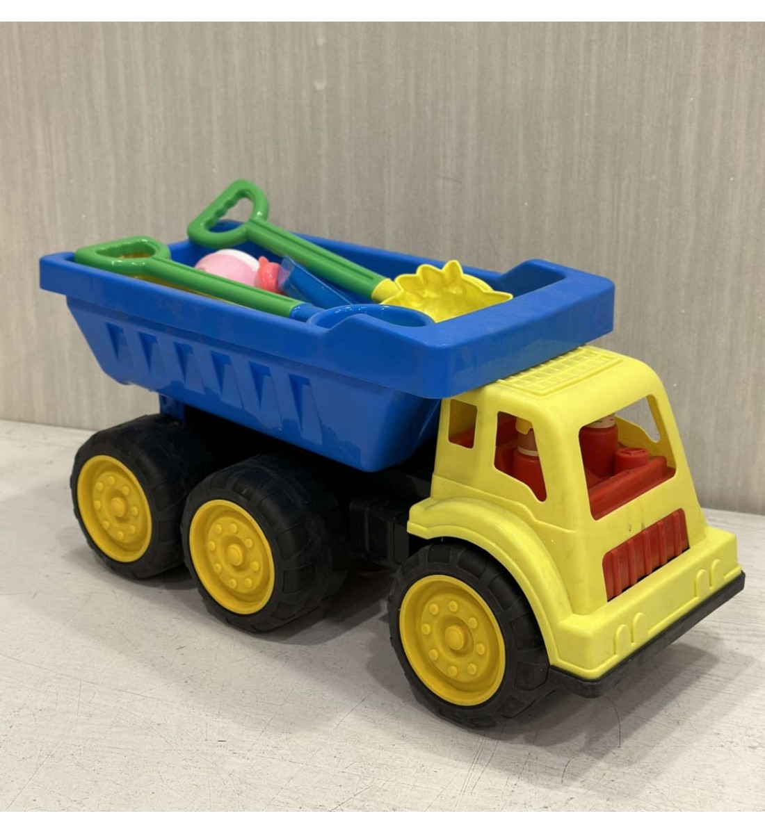 Sand dump truck