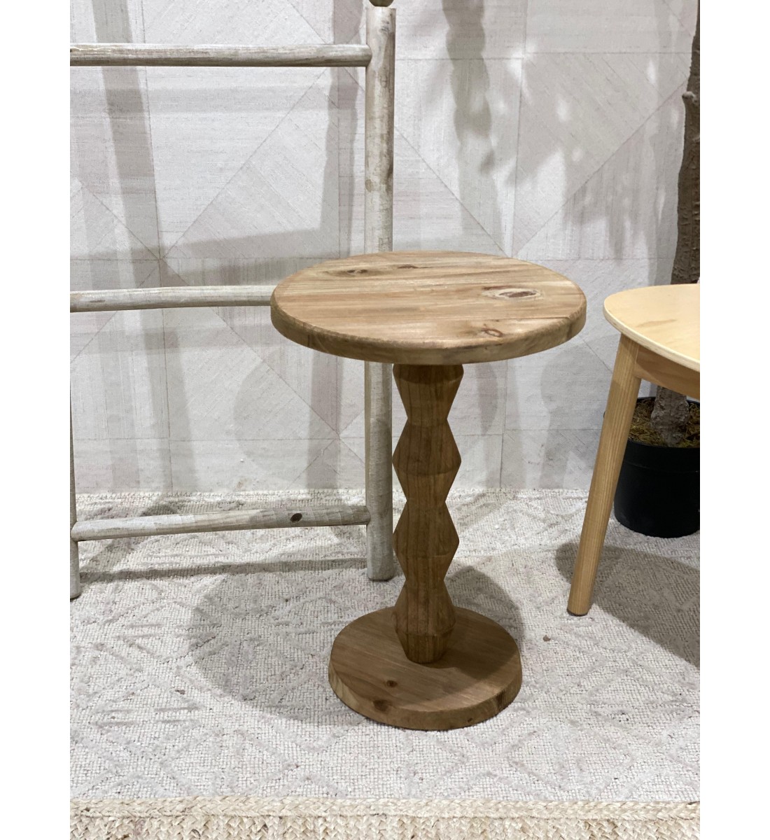 طاولة جانبية من الخشب تصميم هندسي ابداع انتيكا 51×36×36سم