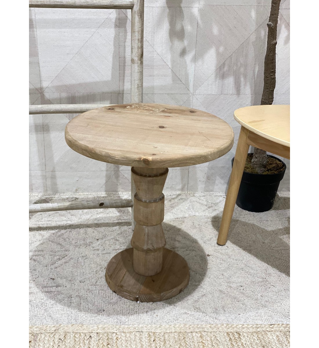طاولة جانبية من الخشب تصميم هندسي ابداع انتيكا 47×44×44سم