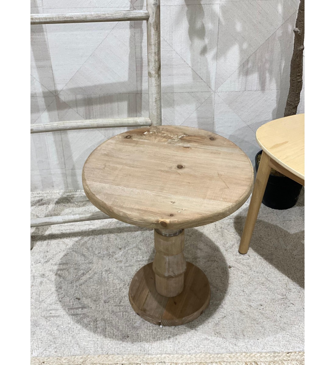 طاولة جانبية من الخشب تصميم هندسي ابداع مقاس51×36×36سم