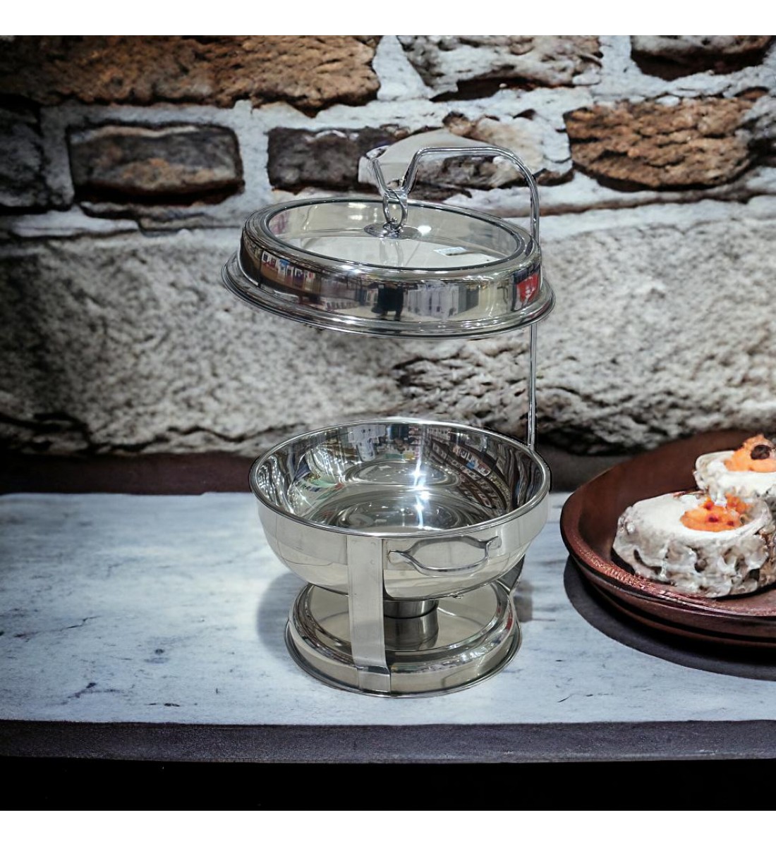 Buffet heater, ceramic serving dish for heating food with a uniquely designed lid, 6 liters