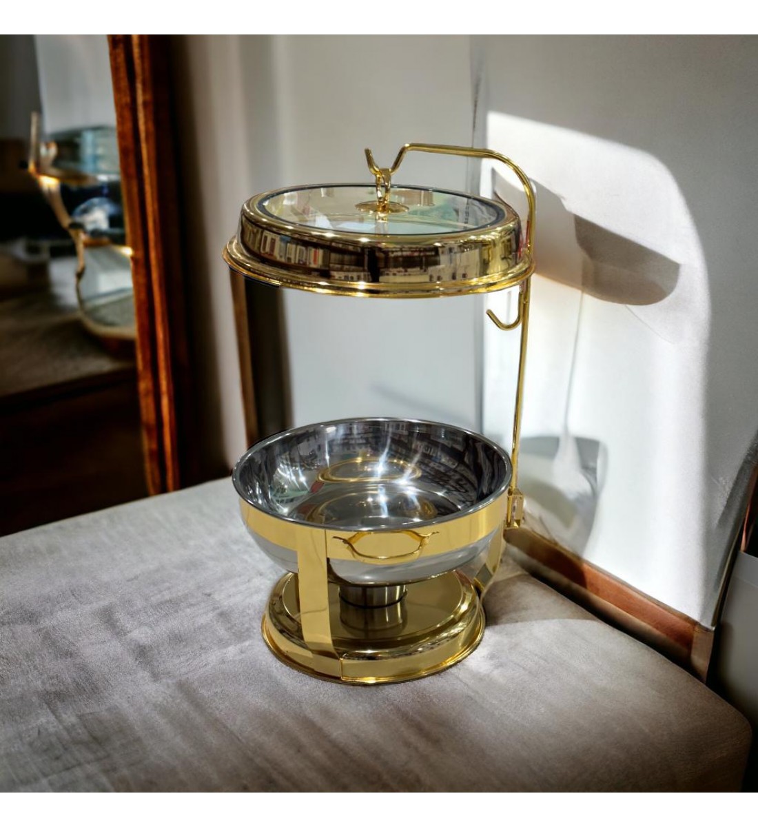 Buffet heater, ceramic serving dish for heating food with a uniquely designed lid, 6 liters