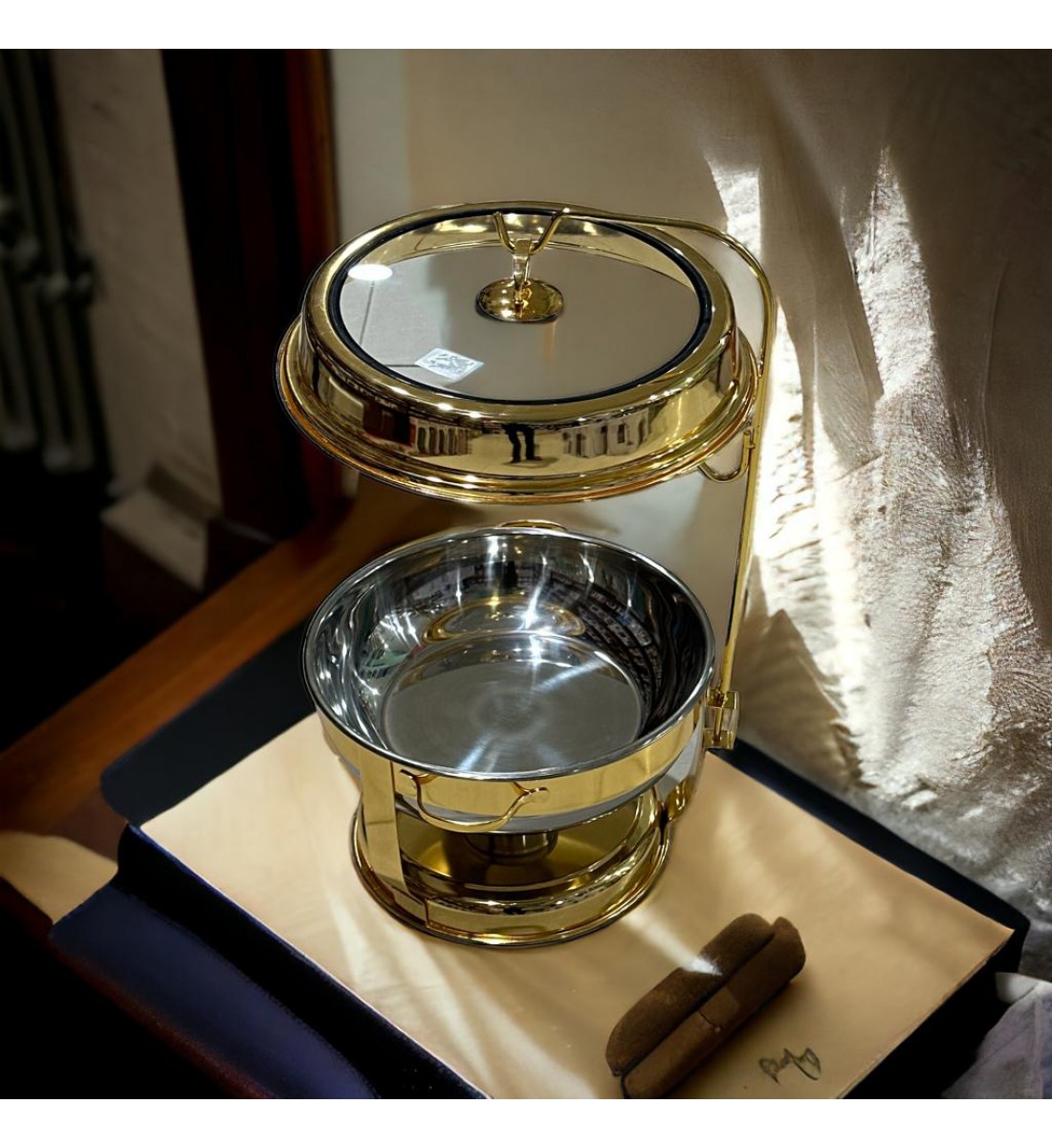 Buffet heater, ceramic serving dish for heating food with a uniquely designed lid, 6 liters