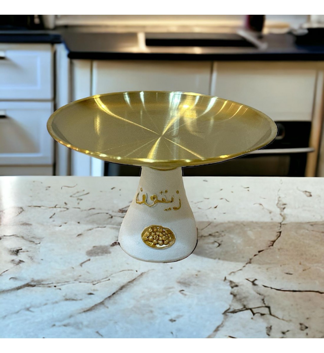 صحن تقديم ذهبي قاعده ابيض عباره الزيتون 17×17×12سم 