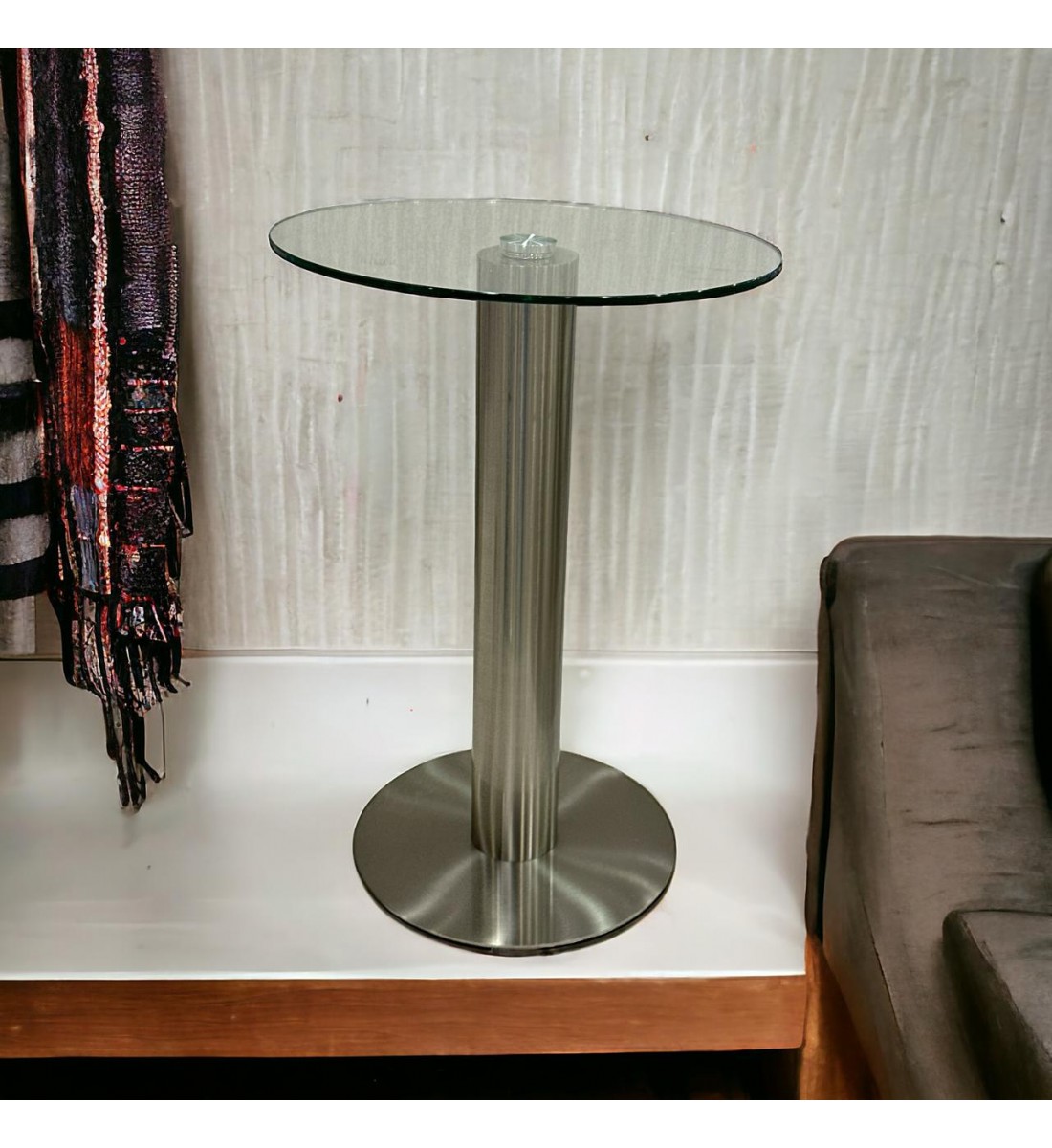 طاولة جانبية بسطح زجاج قاعده حديد عمود فضي 56×39×39سم