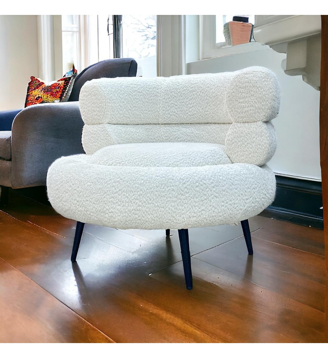 كرسي قماش  بوكلية  بتصميم مميز وجذاب لون ابيض 