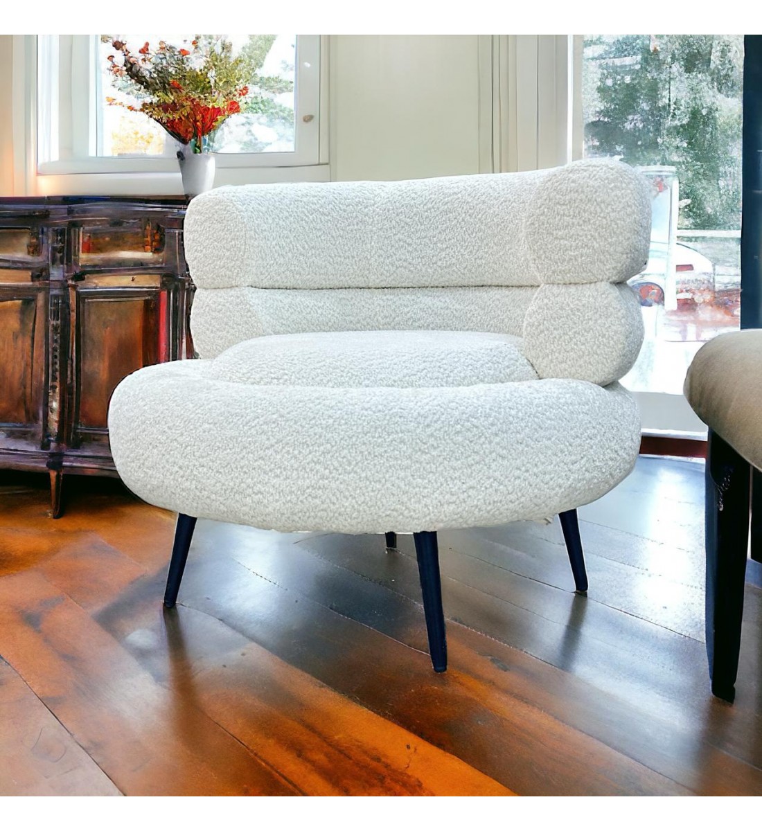 كرسي قماش  بوكلية  بتصميم مميز وجذاب لون ابيض 