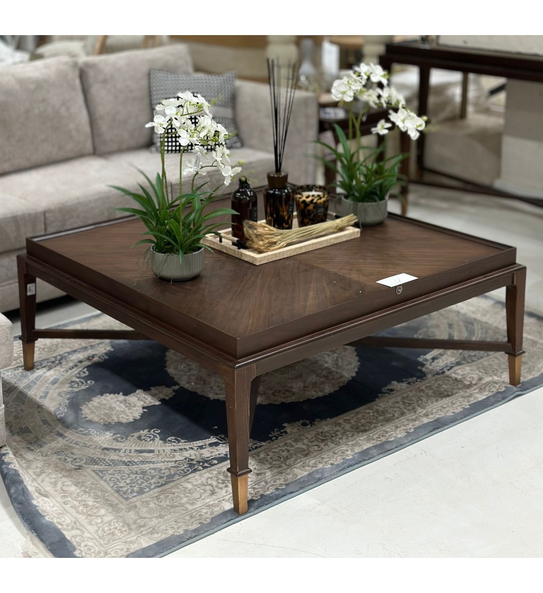 طاولة من الخشب قشرة الجوز تصميم فريد وجذاب لبيتك 120×120×50سم طاولة من الخشب قشرة الجوز تصميم فريد وجذاب لبيتك 120×120×50سم