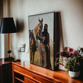 لوحة فنية جدارية كانفس ، حصان والبنت بلجام  والبنت - باطار اسود 200×120سم 