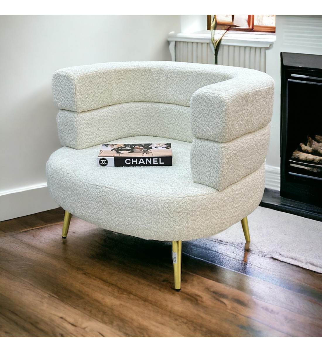 كرسي قماش  بوكلية  بتصميم مميز وجذاب ابيض رجل حديد ذهبي 