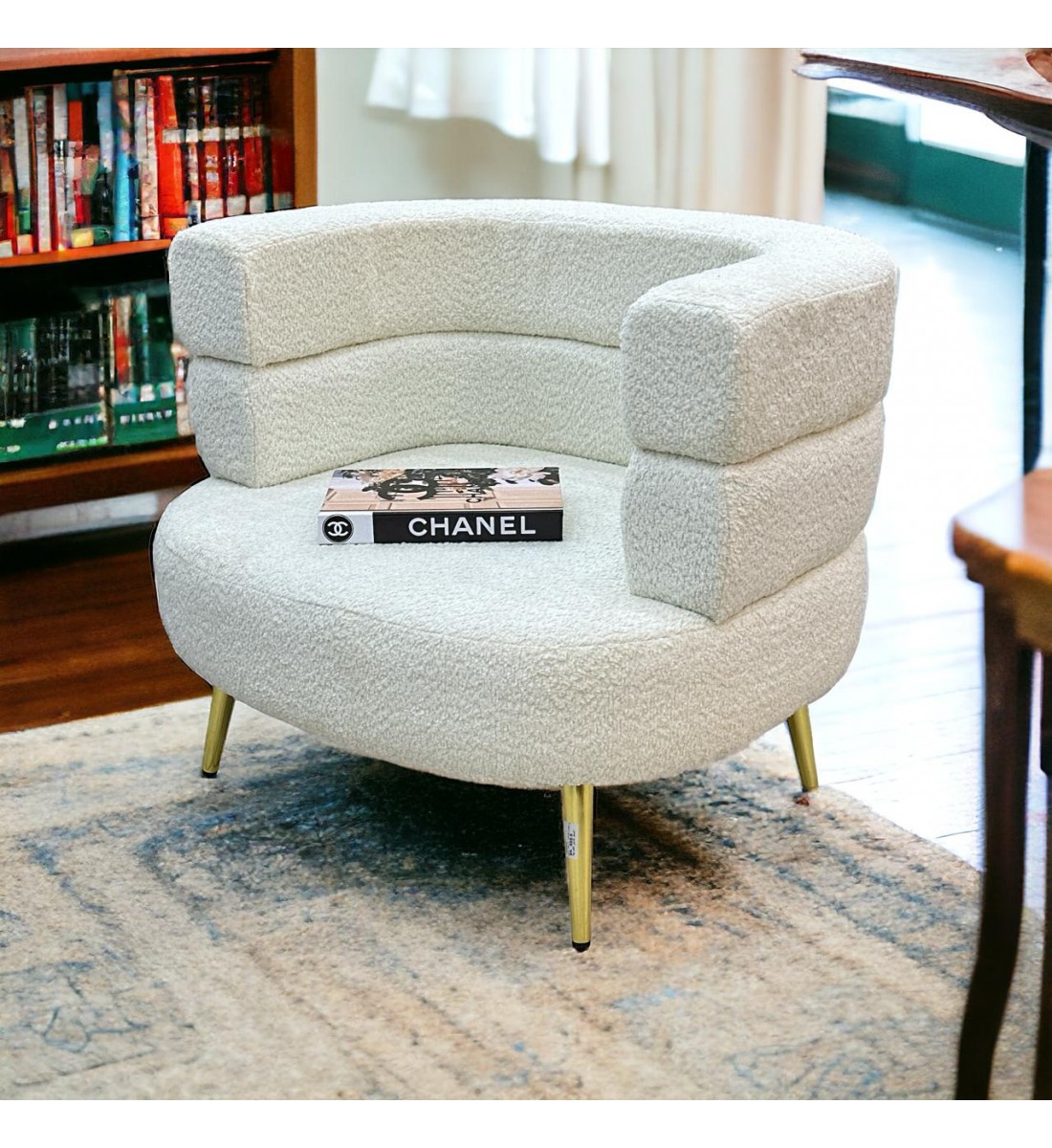 كرسي قماش  بوكلية  بتصميم مميز وجذاب ابيض رجل حديد ذهبي 