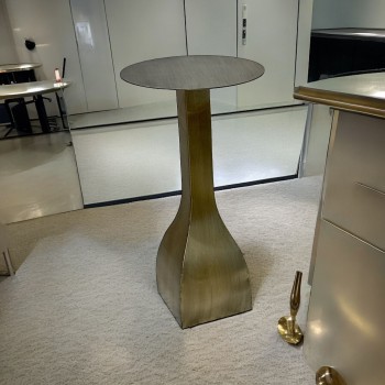 طاولة جانبية بسطح حديد  ذهبي 31×31×59سم 