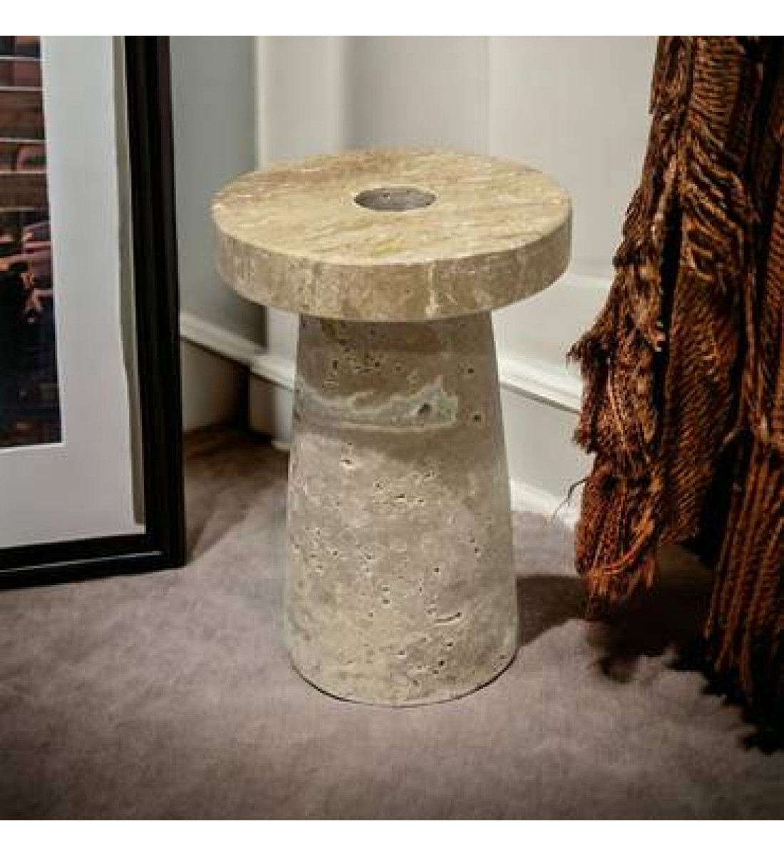 A decorative masterpiece of Traventino marble, 13 x 9 x 9 cm