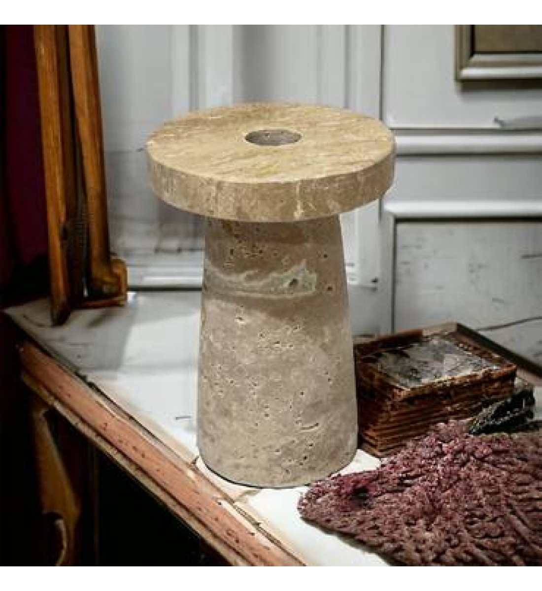 A decorative masterpiece of Traventino marble, 13 x 9 x 9 cm
