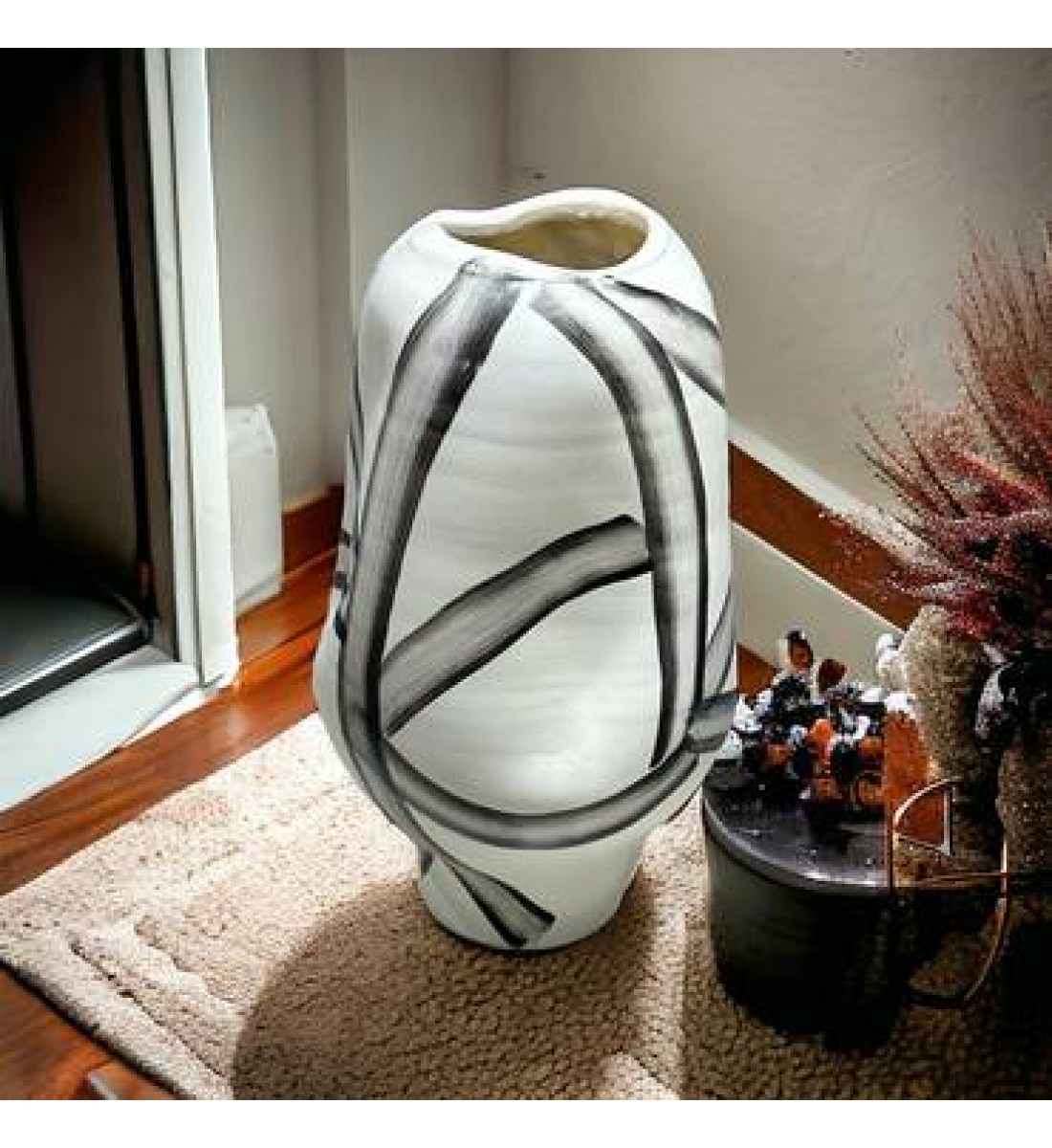 Elegant European style home vase, 10 x 10 x 39 cm