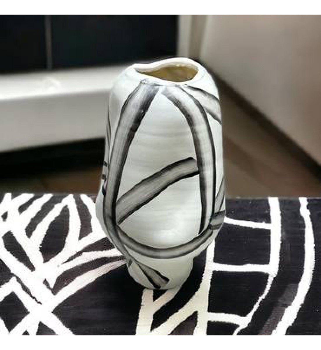 Elegant European style home vase, 10 x 10 x 39 cm